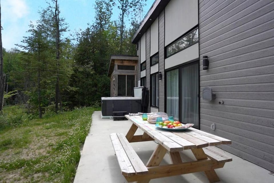 Chalet L'Hérisson (Modern, Spa, BBQ, waterfront) Chalet in Quebec