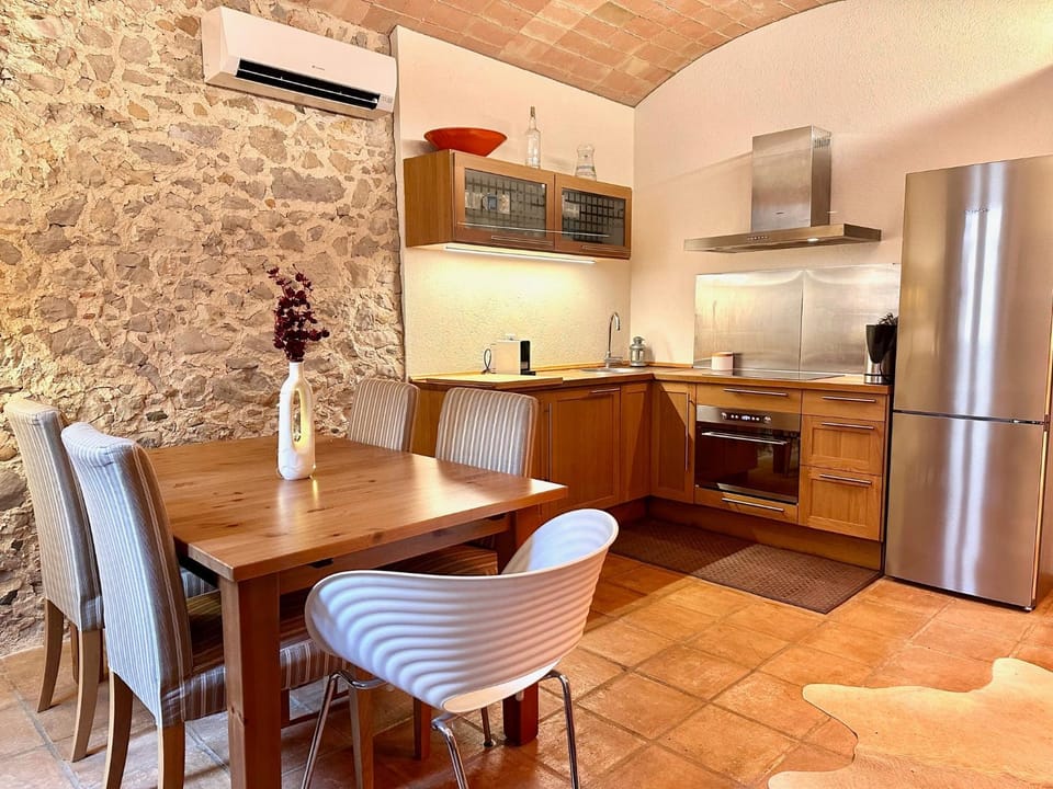 Dining area, kitchen