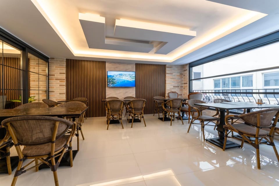Restaurant/places to eat, Communal lounge/ TV room, TV and multimedia, Living room, Banquet/Function facilities, Evening entertainment