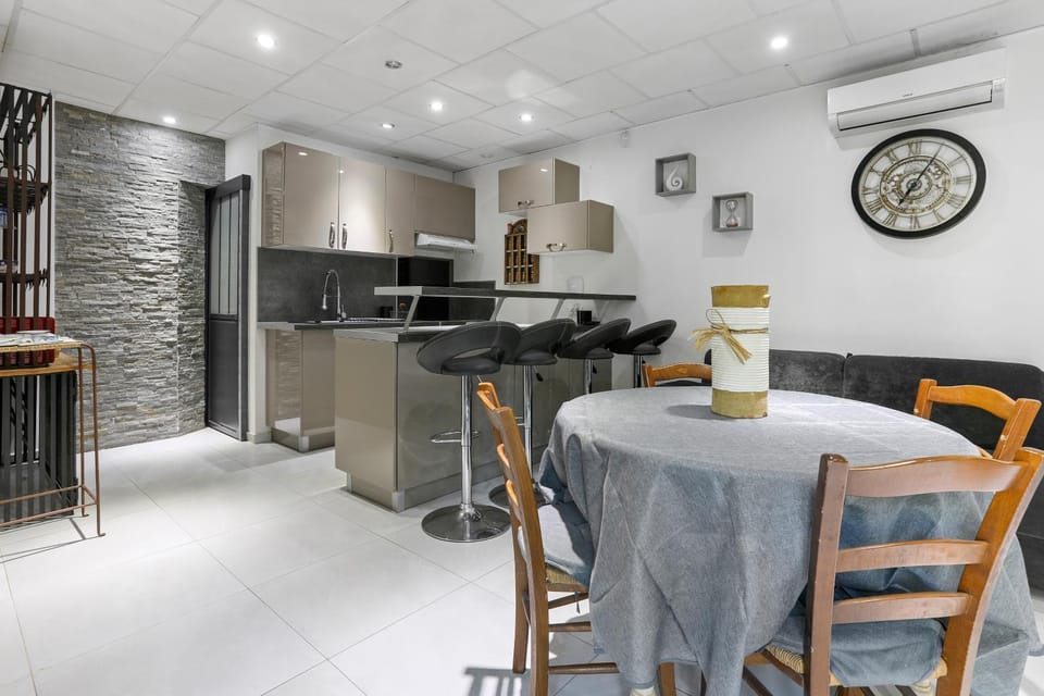 Property building, Kitchen or kitchenette, Living room