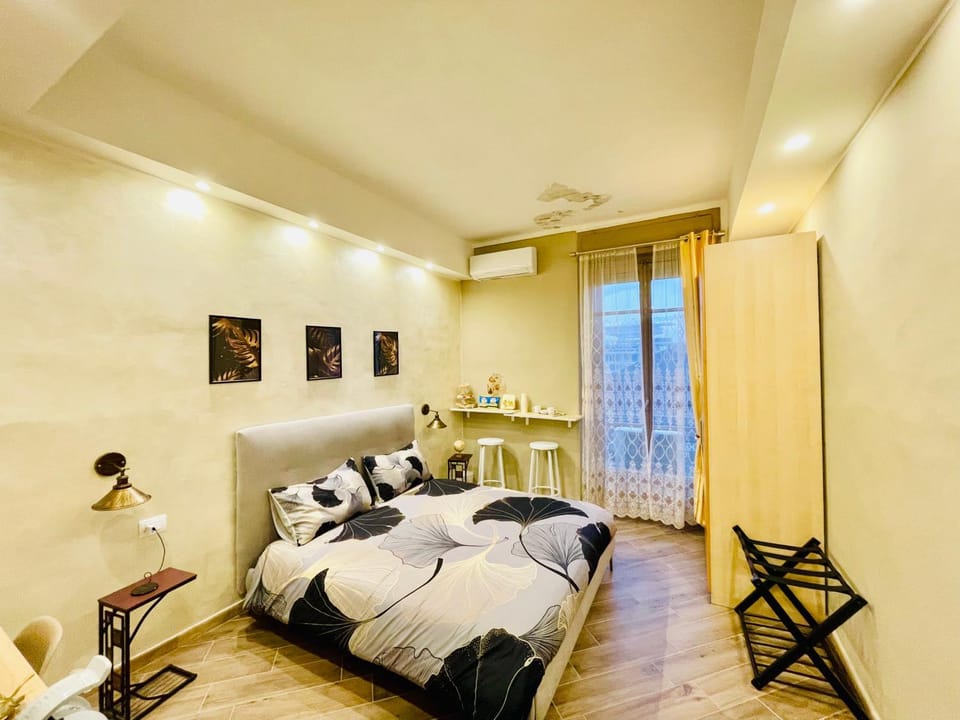 Bed, TV and multimedia, Photo of the whole room, Seating area, Bedroom, air conditioner