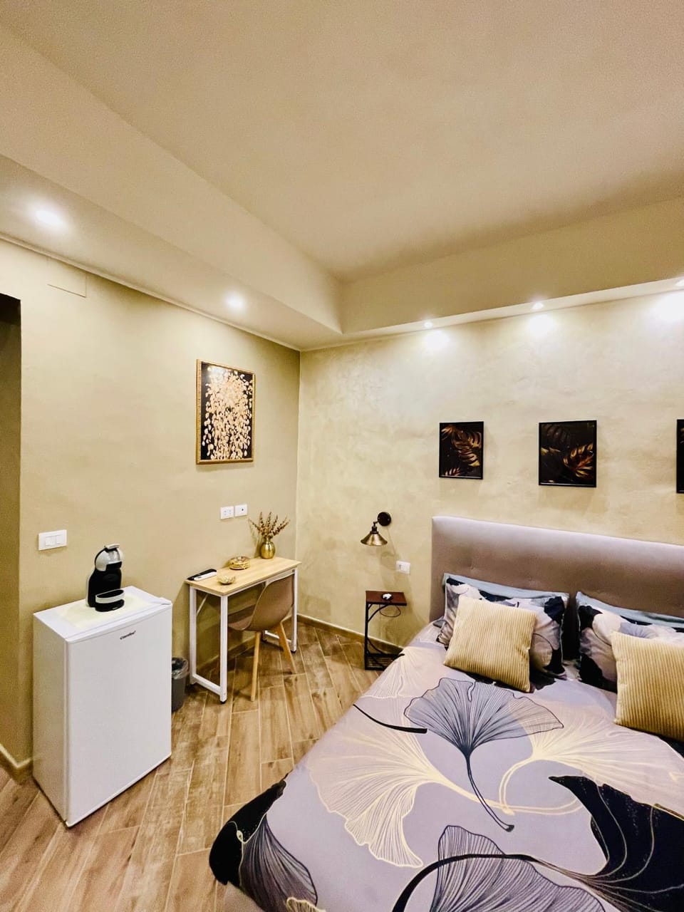 Nearby landmark, Bed, TV and multimedia, Living room, Photo of the whole room, Seating area, Bedroom, Location
