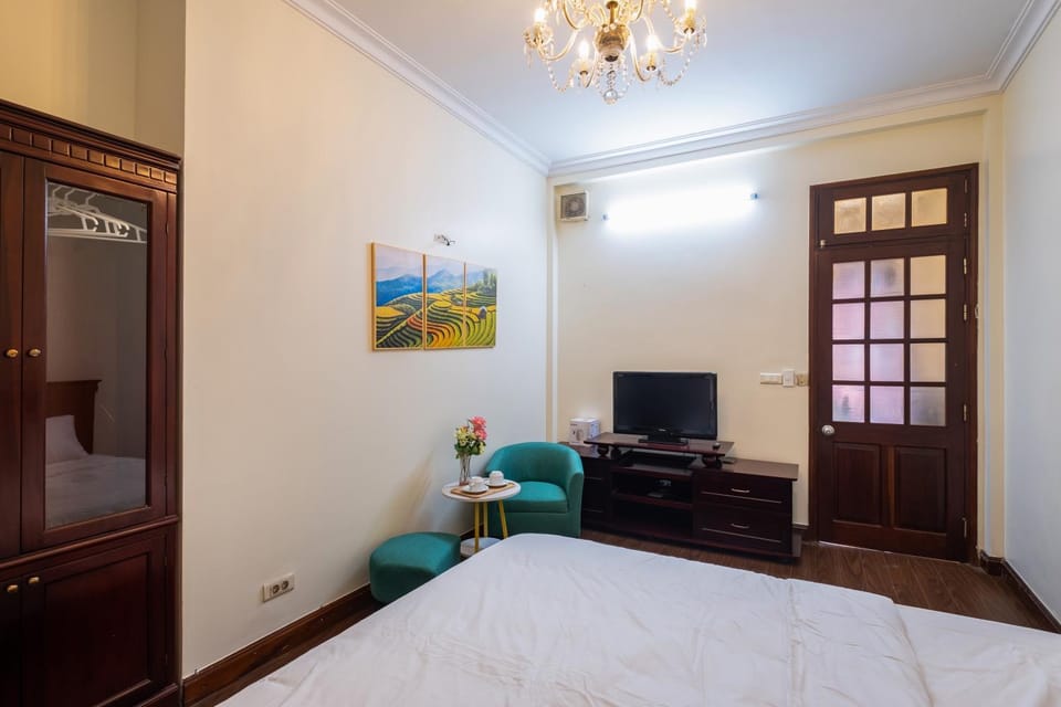 Ngôi nhà đẹp và tiện nghi 4 phòng ngủ tại trung tâm Hà nội Bed and Breakfast in Hanoi