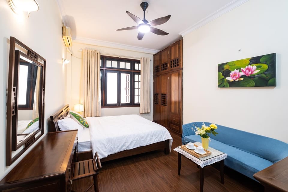 Ngôi nhà đẹp và tiện nghi 4 phòng ngủ tại trung tâm Hà nội Bed and Breakfast in Hanoi