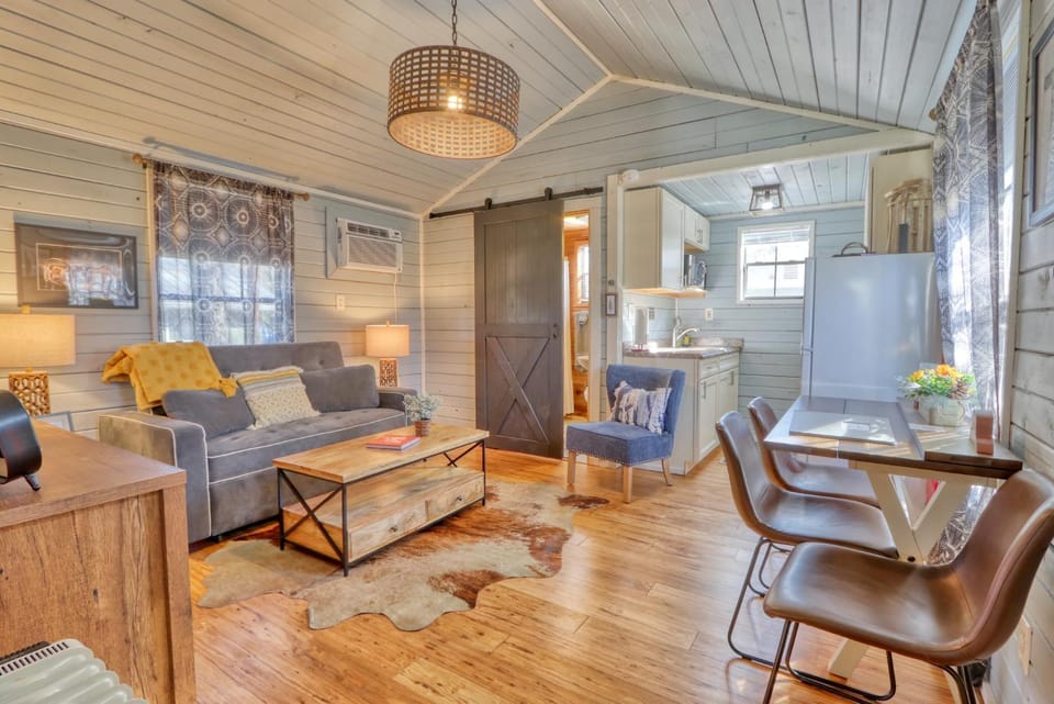 Creekside Cabins - The Texan Cabin in Wimberley