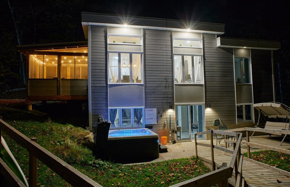 Cottage le Cerf (modern, spa, BBQ, accès lac Lili) Chalet in Quebec