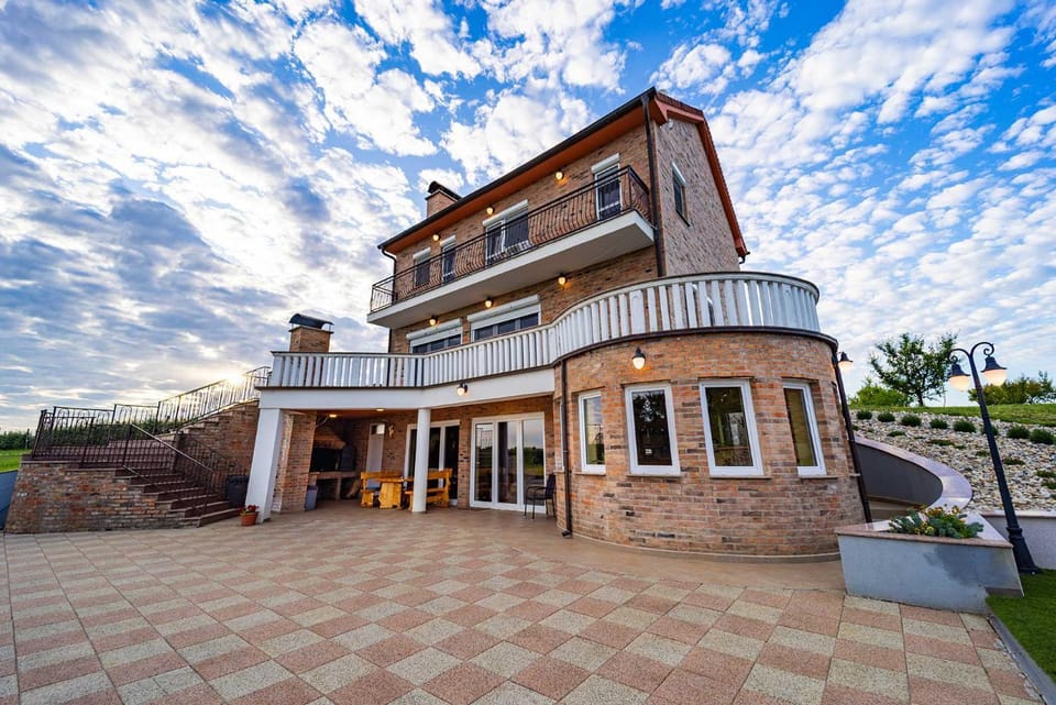 Property building, Day, Balcony/Terrace