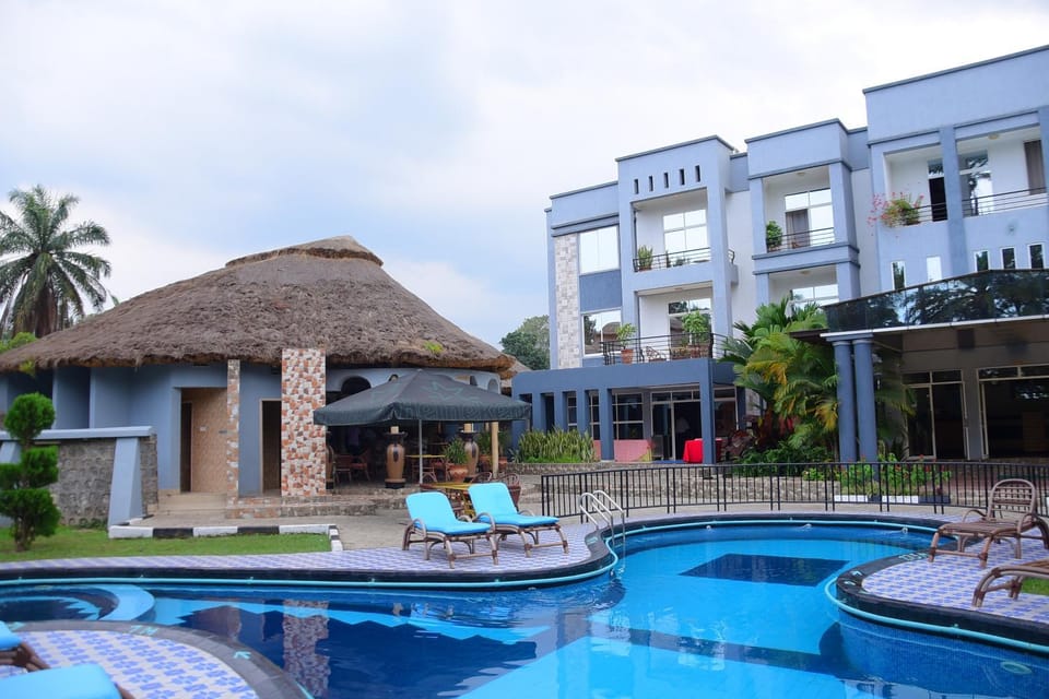 Property building, Swimming pool, sunbed