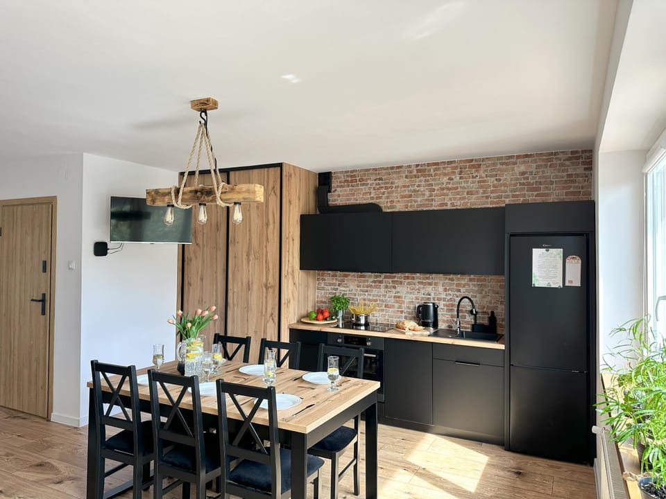 Kitchen or kitchenette, Dining area