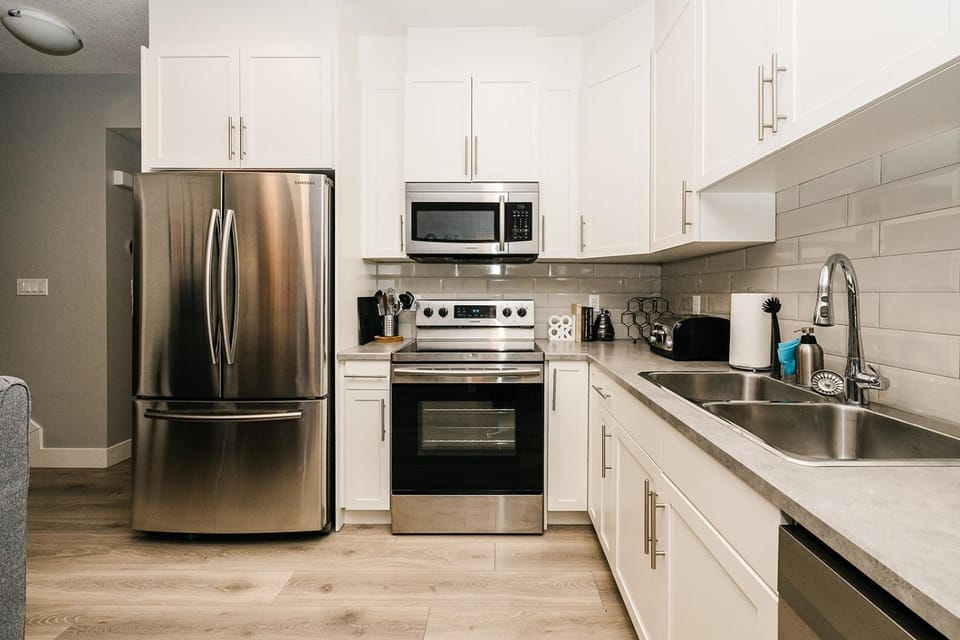 Modern suite near Airport Hospital Henday Town Ctr Apartment in Edmonton