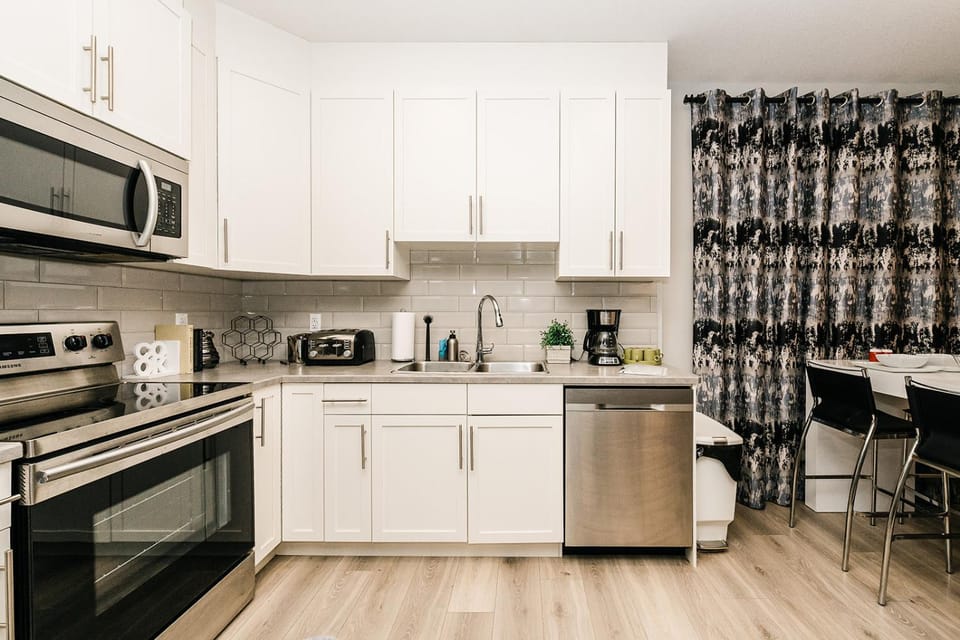 Modern suite near Airport Hospital Henday Town Ctr Apartment in Edmonton