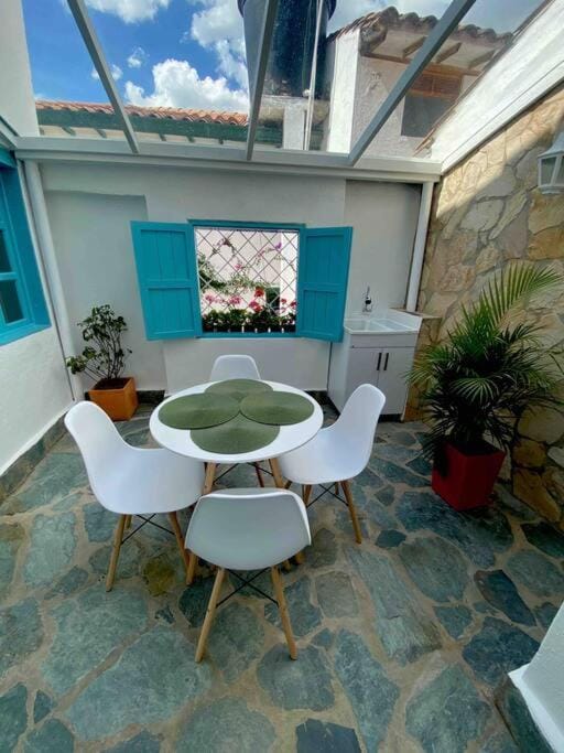 Patio, Day, Dining area