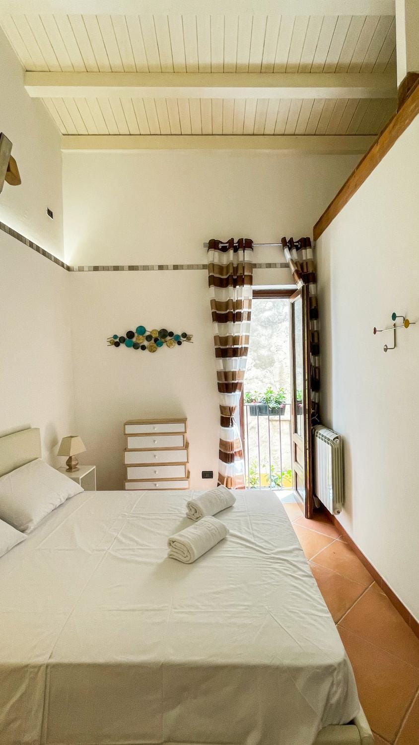 Bed, Photo of the whole room, Bedroom, towels