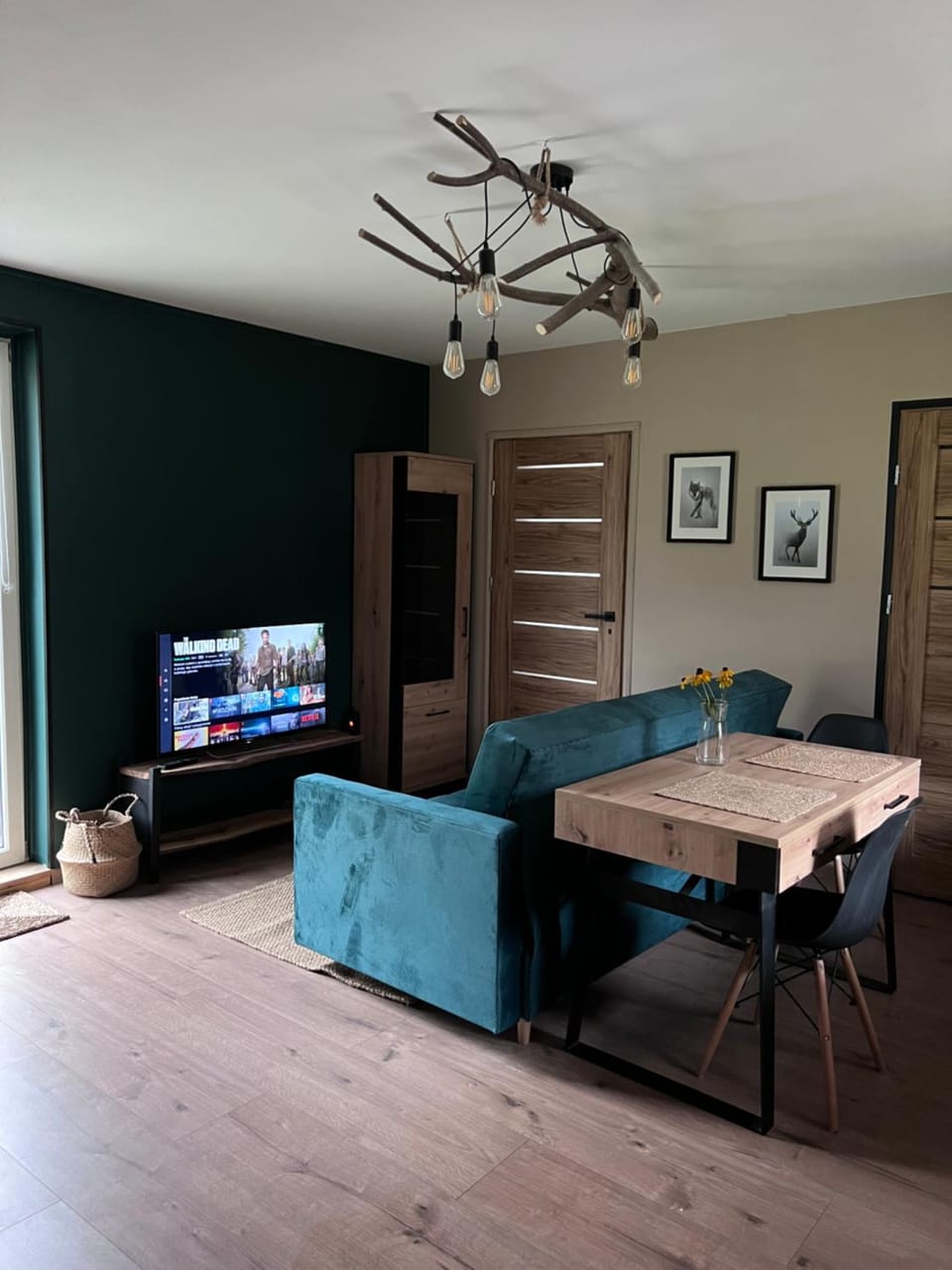 Communal lounge/ TV room, TV and multimedia, Living room, Seating area, Dining area, Evening entertainment