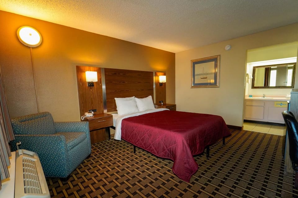 Bed, Seating area, Seating area, Guests