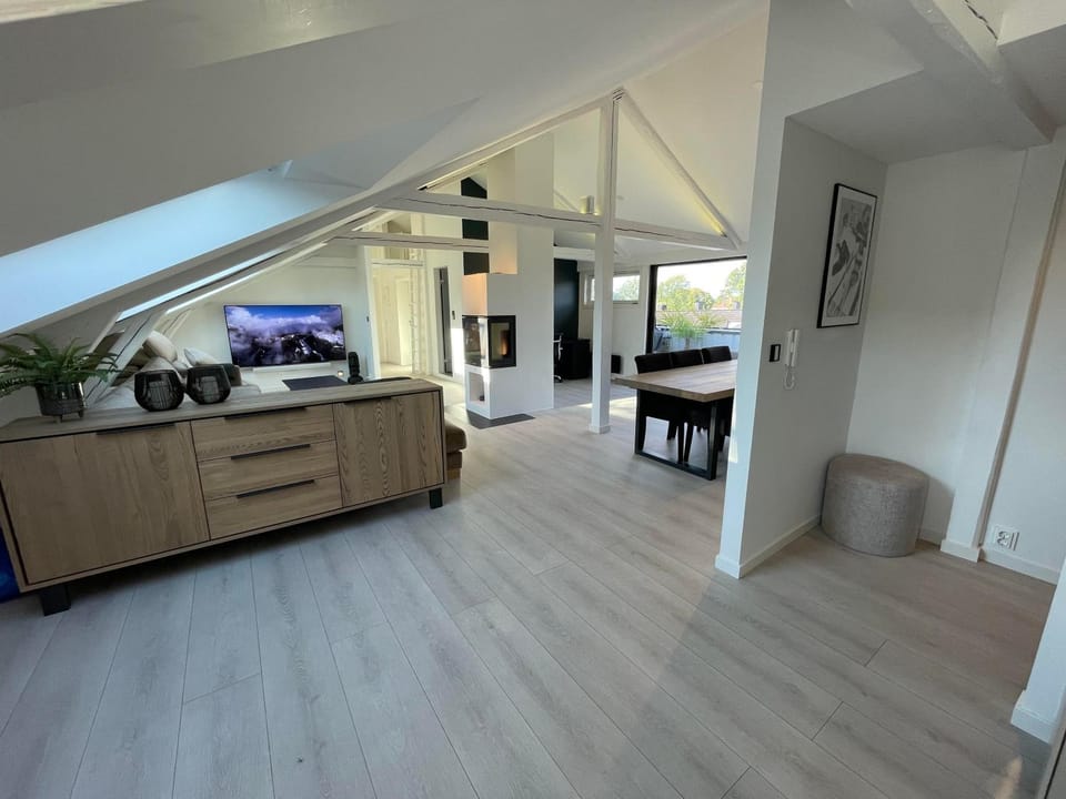 Communal lounge/ TV room, TV and multimedia, Living room, Dining area, flat iron