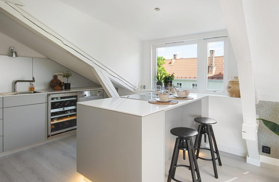 Kitchen or kitchenette, Dining area, stove