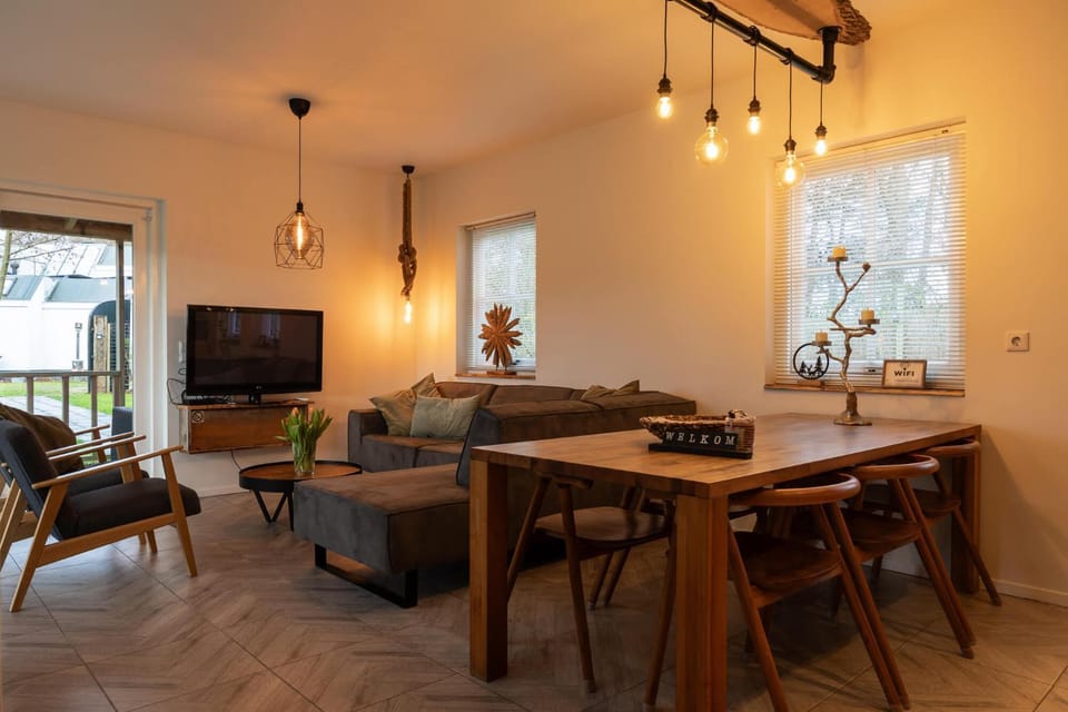 Seating area, Dining area