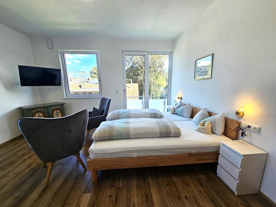 Bed, TV and multimedia, Photo of the whole room, Seating area, Bedroom
