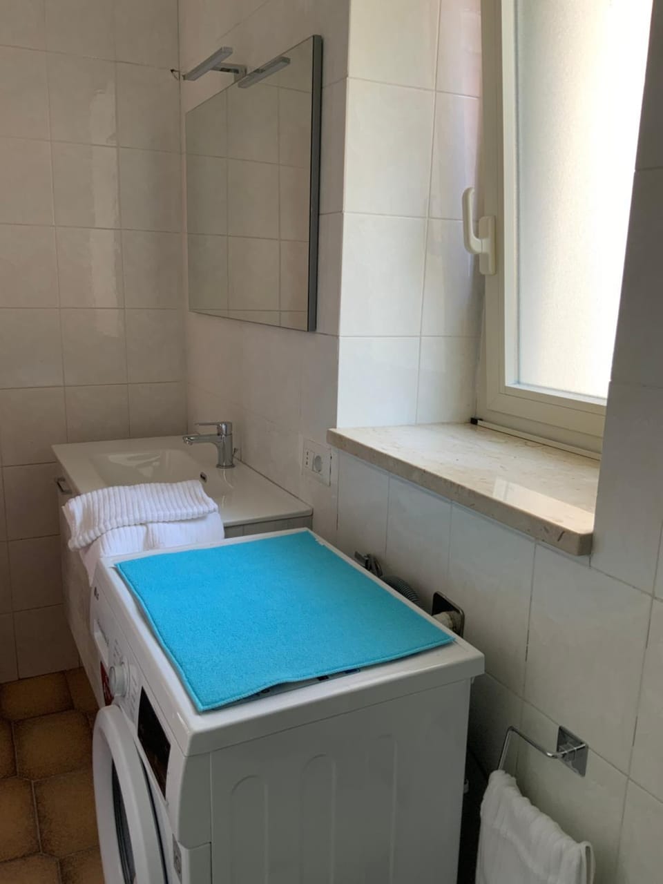 Bathroom, washing machine