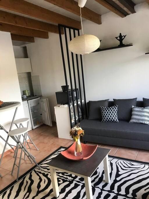 Kitchen or kitchenette, Seating area, Dining area