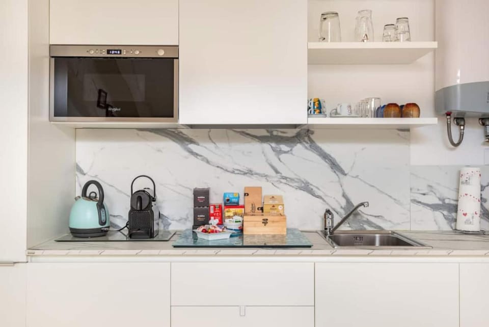 Coffee/tea facilities, Kitchen or kitchenette, minibar, stove