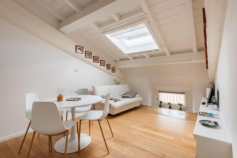TV and multimedia, Kitchen or kitchenette, Living room, Seating area, Dining area