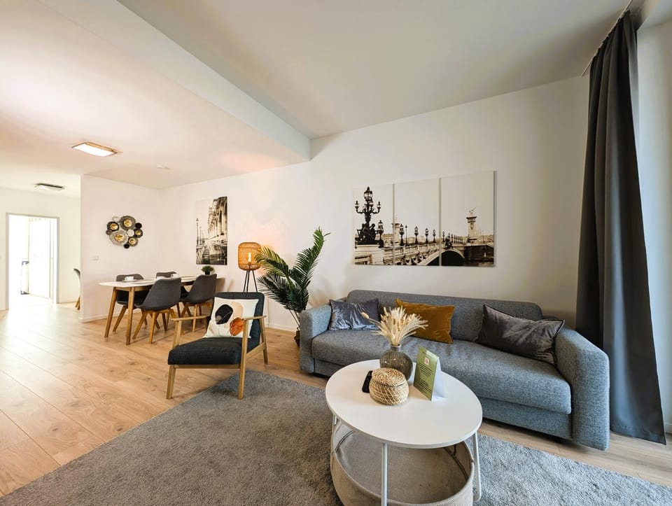 Living room, Dining area, Bedroom, Food