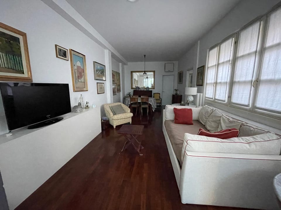 TV and multimedia, Living room, Seating area, Evening entertainment