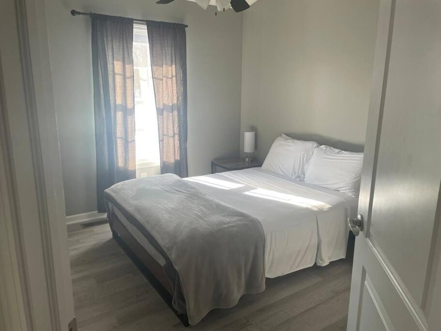 Beautiful 3 BR Townhome - Recently Updated! Apartment in Bloomington