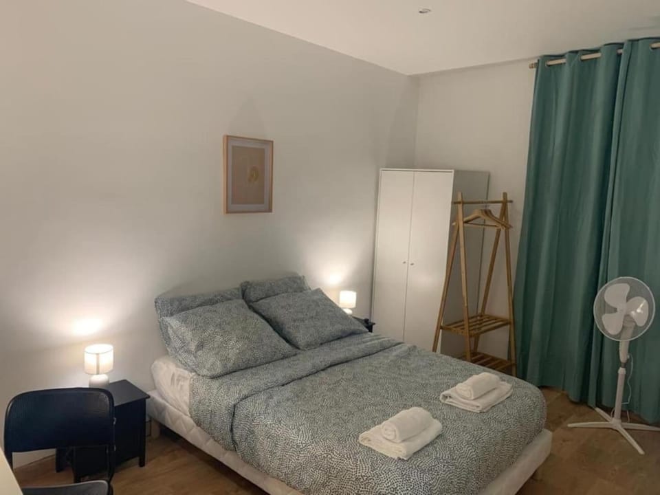 Bed, Photo of the whole room, Bedroom, fireplace, towels, wardrobe