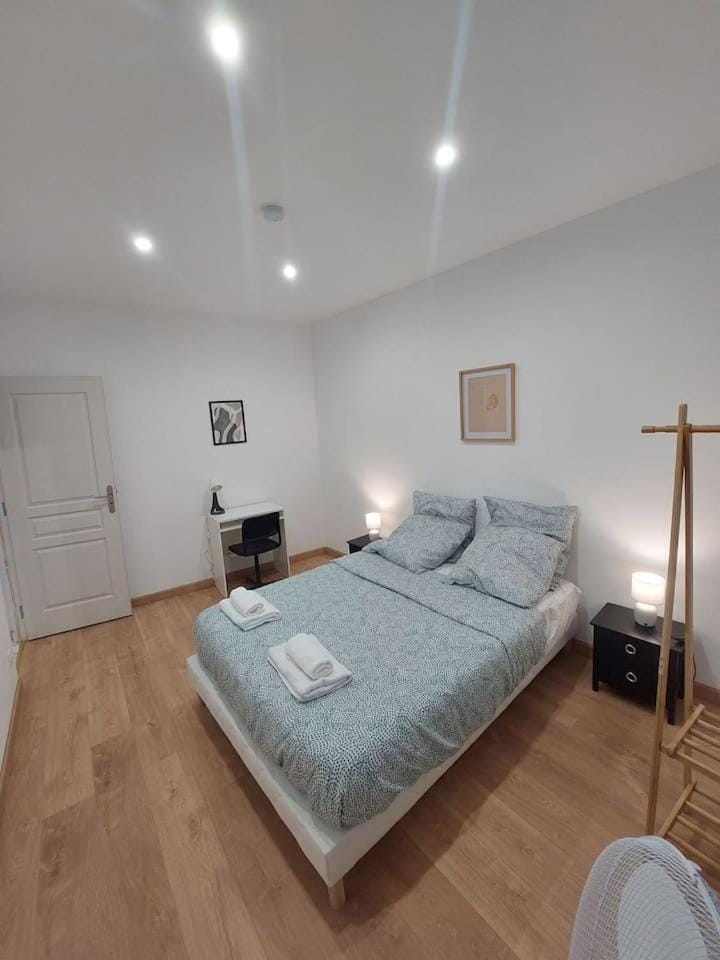 Bed, Photo of the whole room, Bedroom, towels
