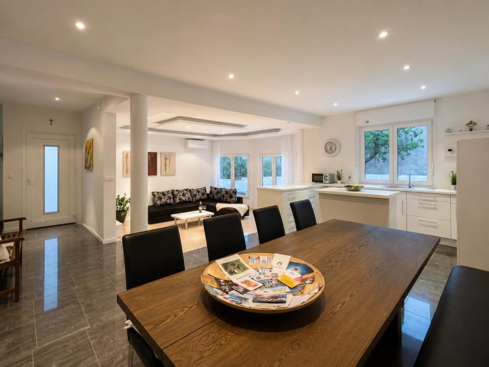 Kitchen or kitchenette, Living room, Seating area, Dining area, Food