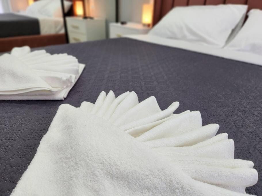 Bed, Bedroom, towels