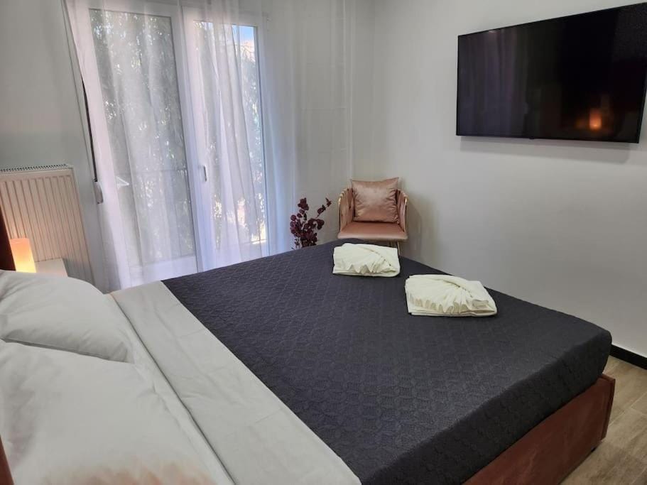 Bed, TV and multimedia, Photo of the whole room, Bedroom