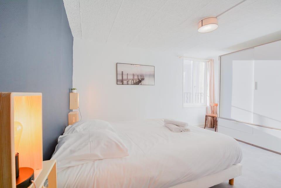 Bed, Photo of the whole room, towels