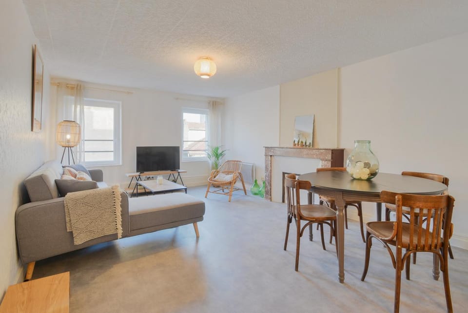 Communal lounge/ TV room, TV and multimedia, Living room, Dining area
