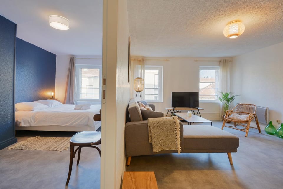 Photo of the whole room, Bedroom