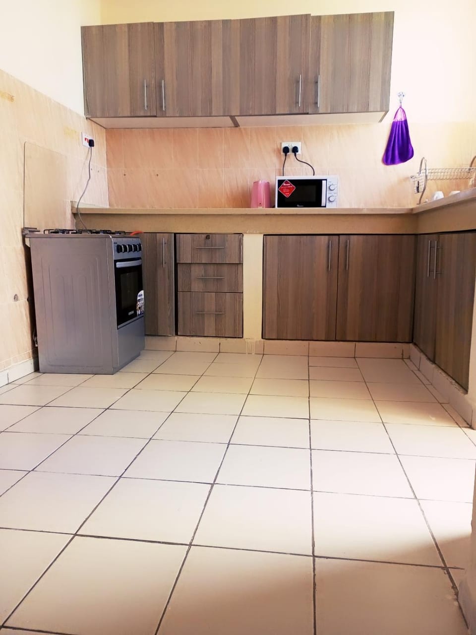 Kitchen or kitchenette, minibar, oven, stove