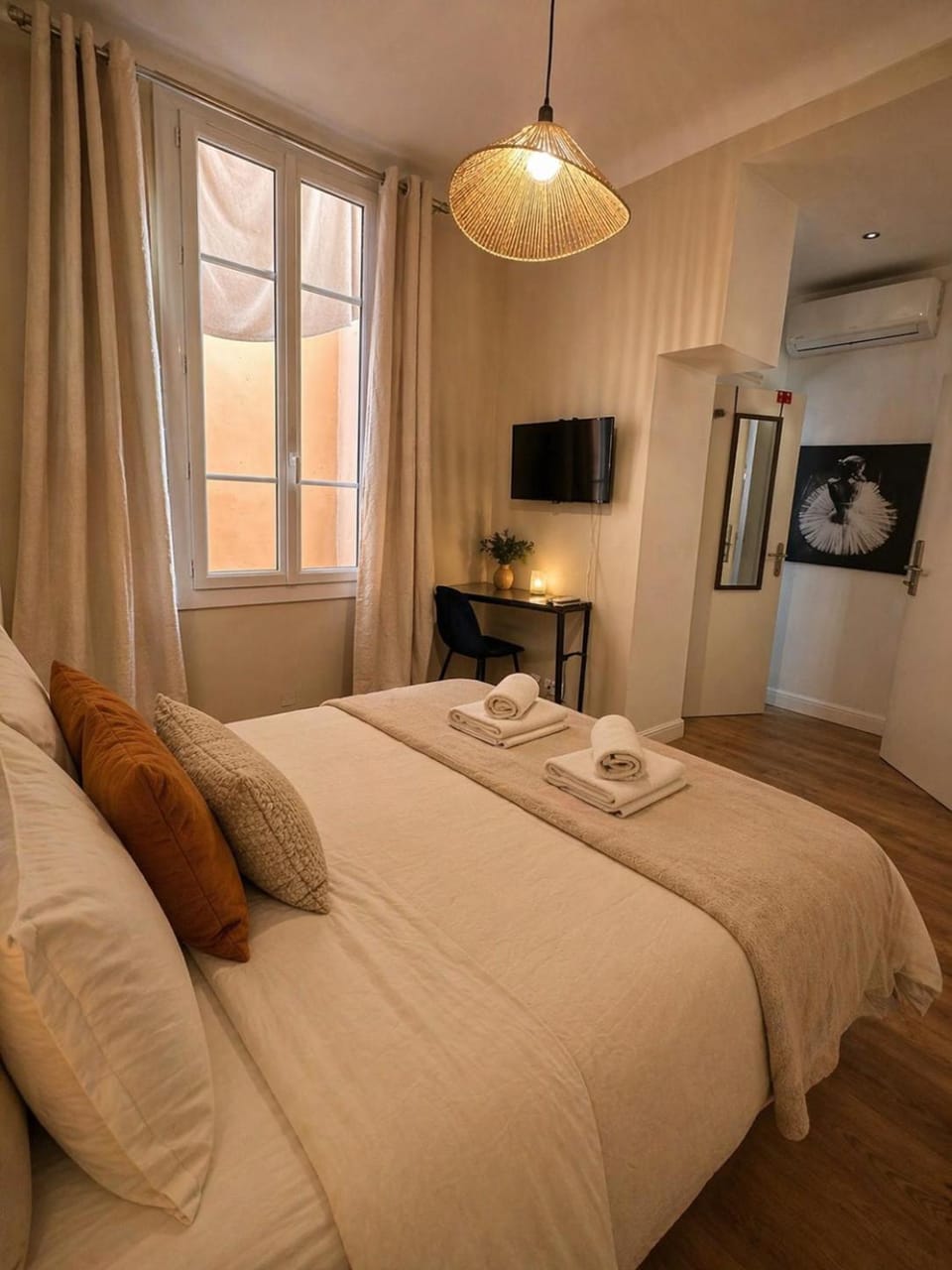 Bed, TV and multimedia, Photo of the whole room, Bedroom, air conditioner