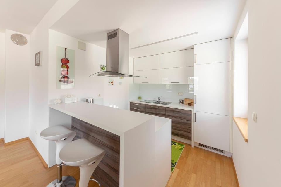 Kitchen or kitchenette, Seating area