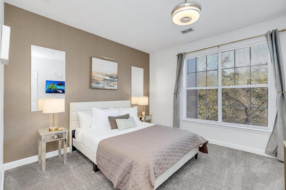 The Secret Rose Apartment - Modern & Stylish - 8 Mins from Disney Apartment in Osceola County