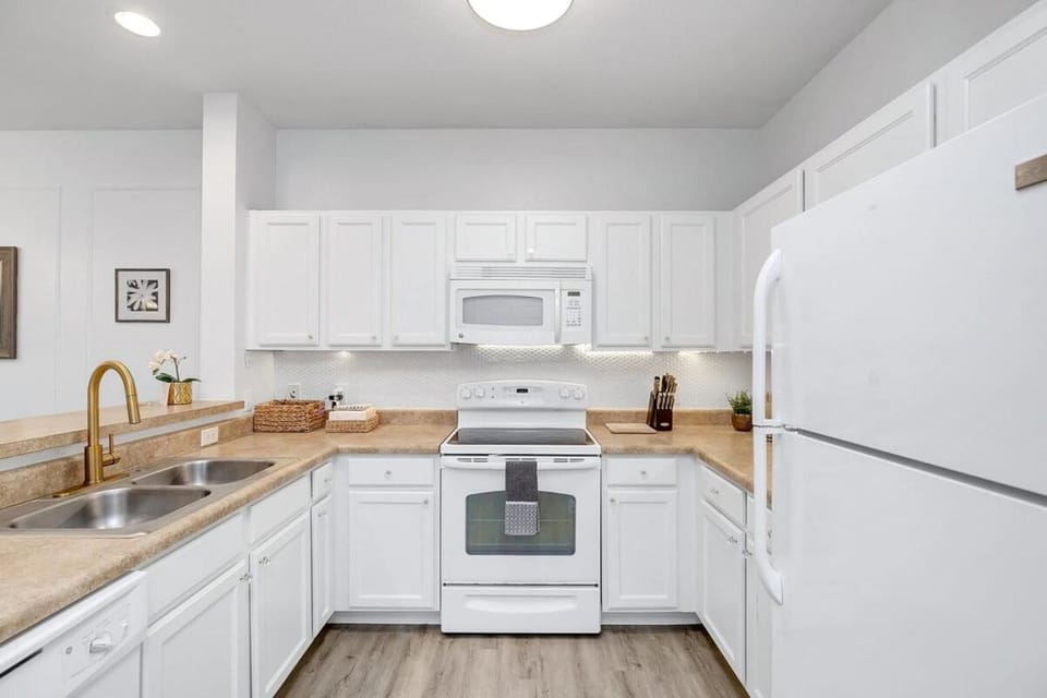 The Secret Rose Apartment - Modern & Stylish - 8 Mins from Disney Apartment in Osceola County