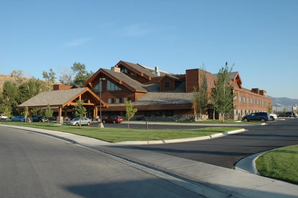 Property building, Facade/entrance, Mountain view, Street view