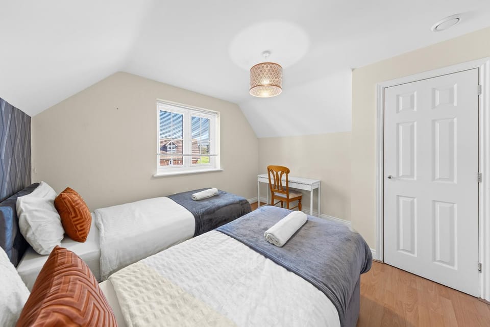 Exquisite 4 Bedrooms with 2 en-suite House in Maidstone