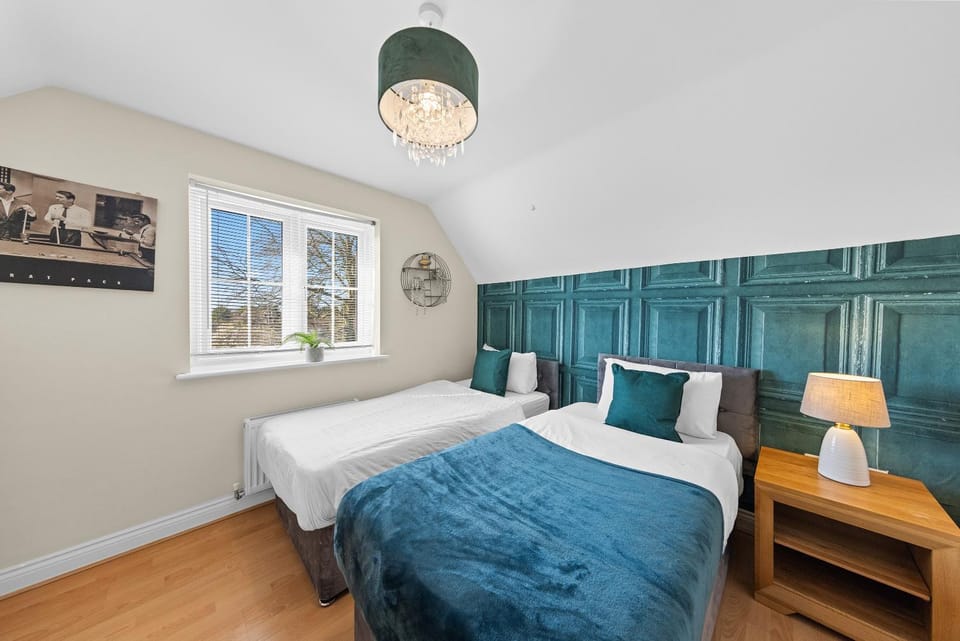 Exquisite 4 Bedrooms with 2 en-suite House in Maidstone