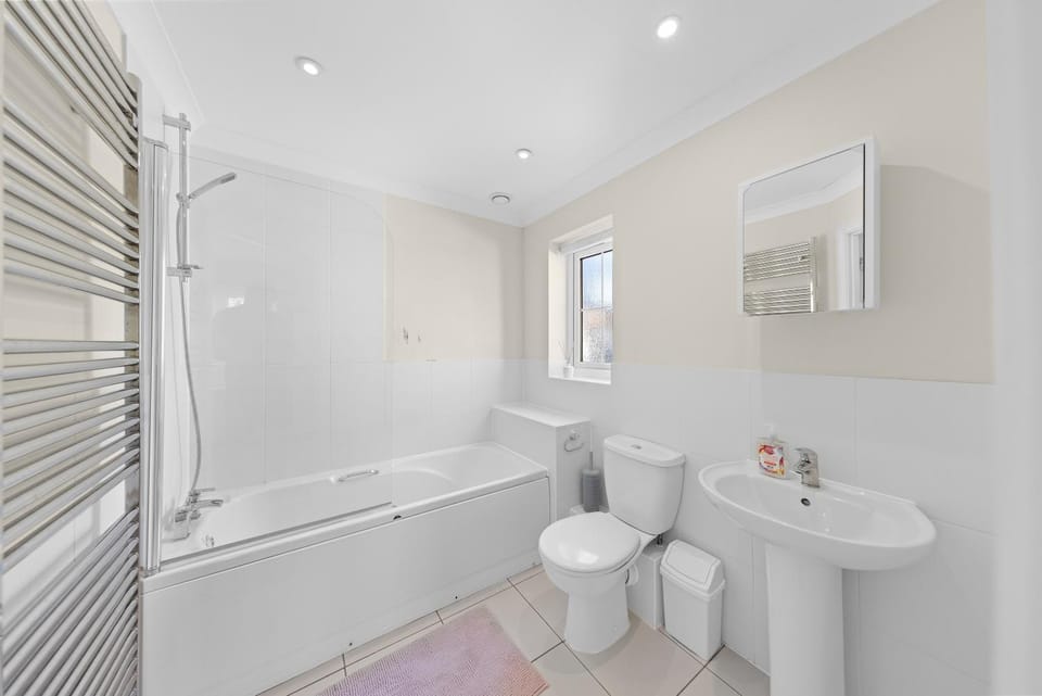 Exquisite 4 Bedrooms with 2 en-suite House in Maidstone