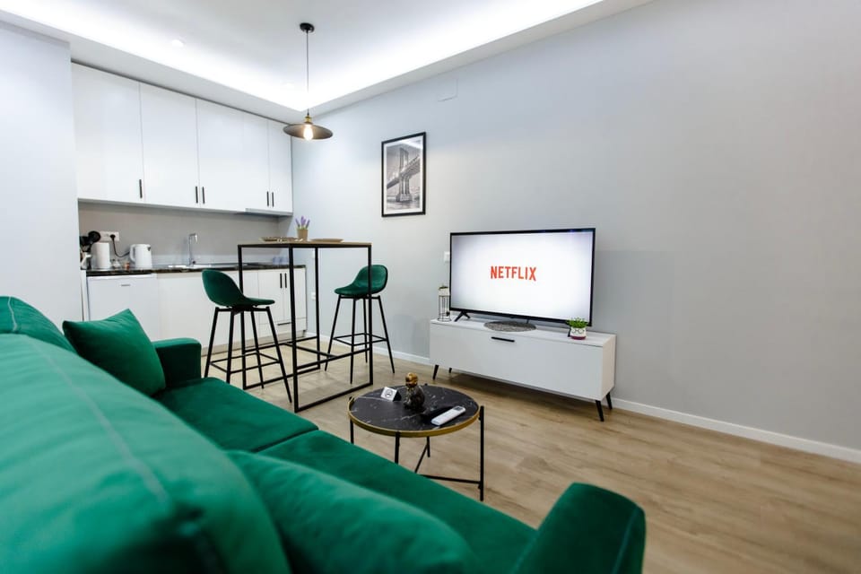 TV and multimedia, Kitchen or kitchenette, Living room, Seating area, Dining area, hair dresser