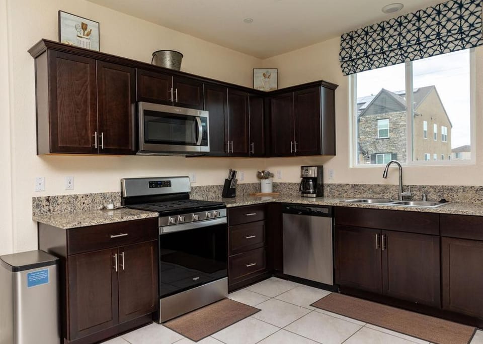 Modern 5 bed near hospitals and UC Merced House in Merced
