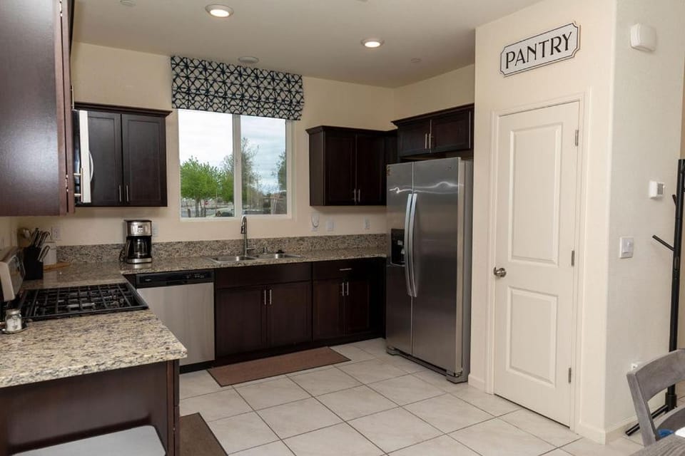 Modern 5 bed near hospitals and UC Merced House in Merced